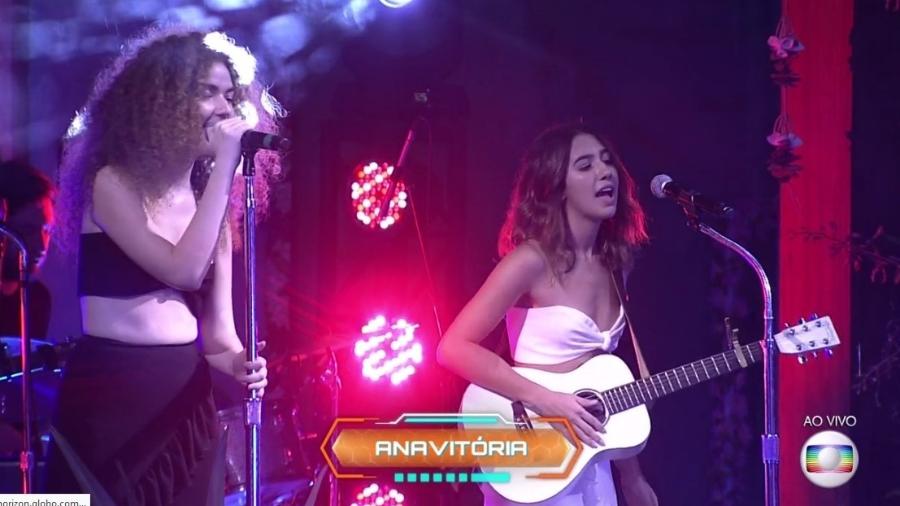 Dupla Anavitória faz show na festa "Havaí", no "BBB18" - Reprodução/Globoplay