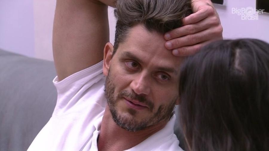 Marcos levanta a possibilidade de ele e Emilly não ficarem mais - Reprodução/TV Globo