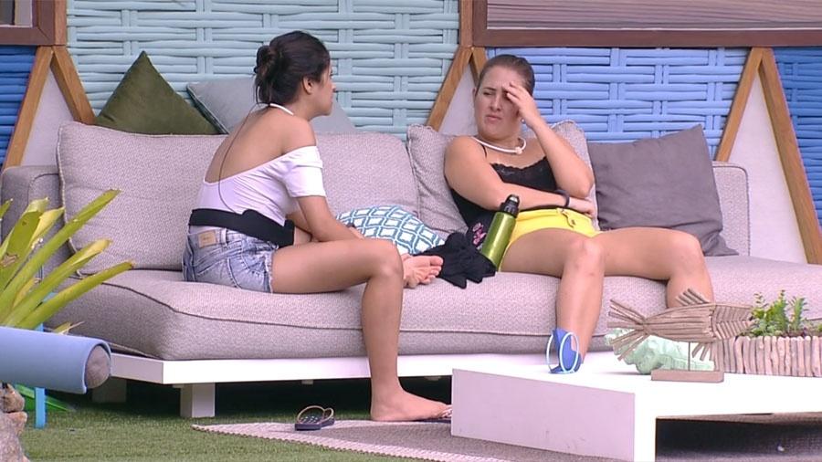 Ana Paula e Patrícia conversam sobre o paredão na área externa - Reprodução/GloboPlay