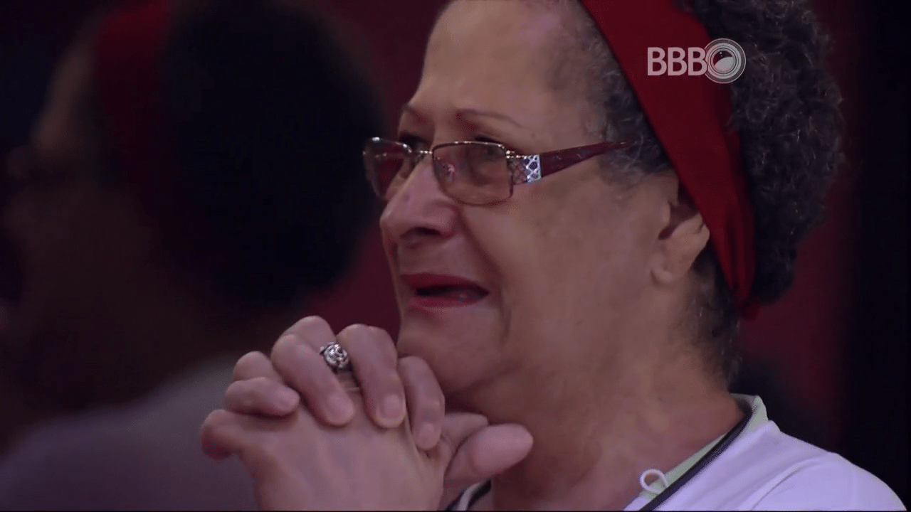26.mar.2016 - Geralda se emocionou ao ver a filha no vídeo surpresa  - undefined
