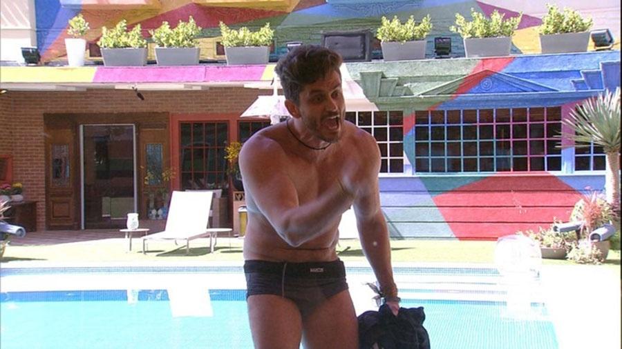 Pouco depois de deixar confessionário, mas solta os cachorros em cima de Ilmar - Reprodução/TVGlobo