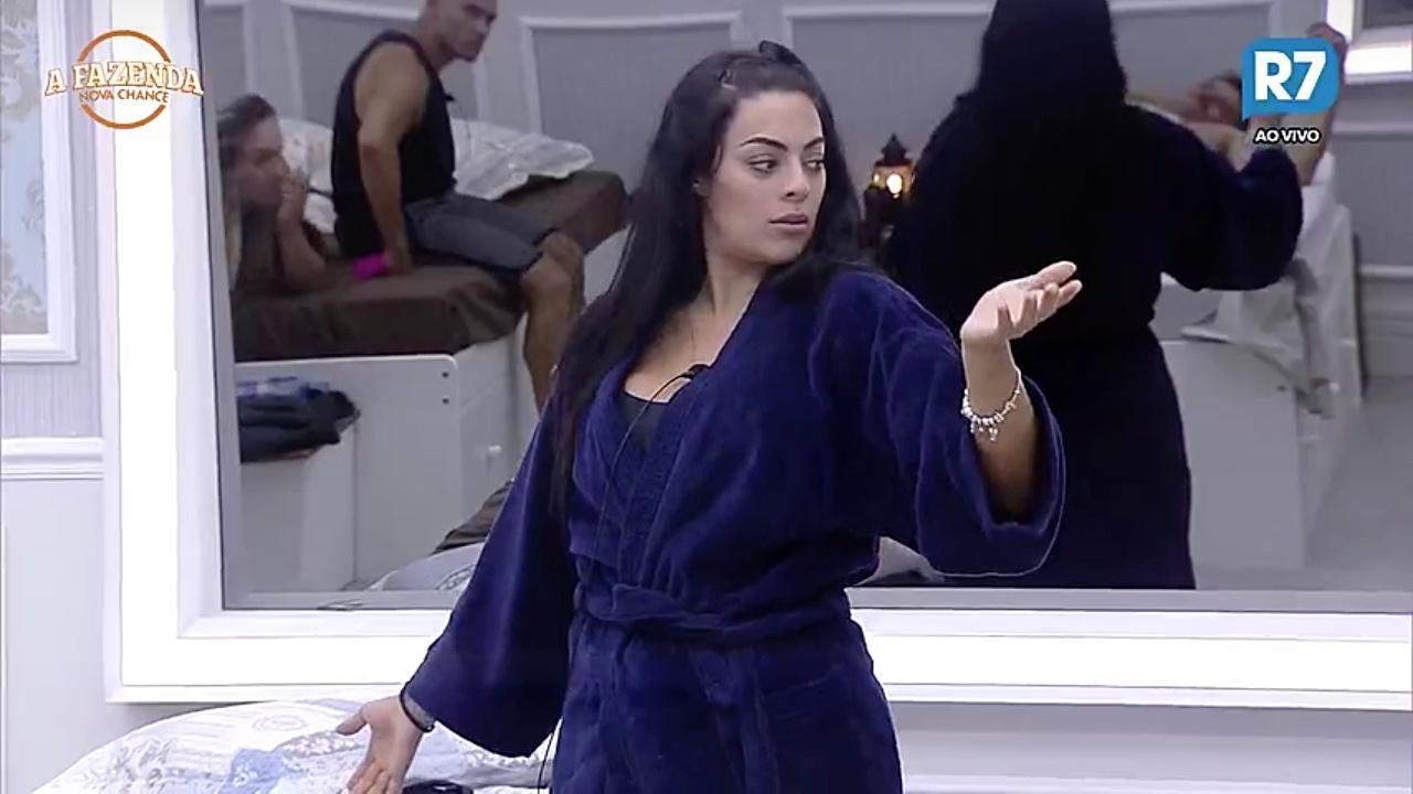 Monique Amin reclama de Flávia Viana em "A Fazenda 9" - Reprodução/R7