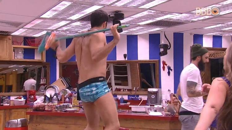 Patrícia convoca Kaysar e Wagner para coreografia - Reprodução/Globoplay - Reprodução/Globoplay