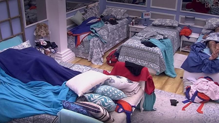 Marcos e Emilly debaixo do edredom - Reprodução/TV Globo