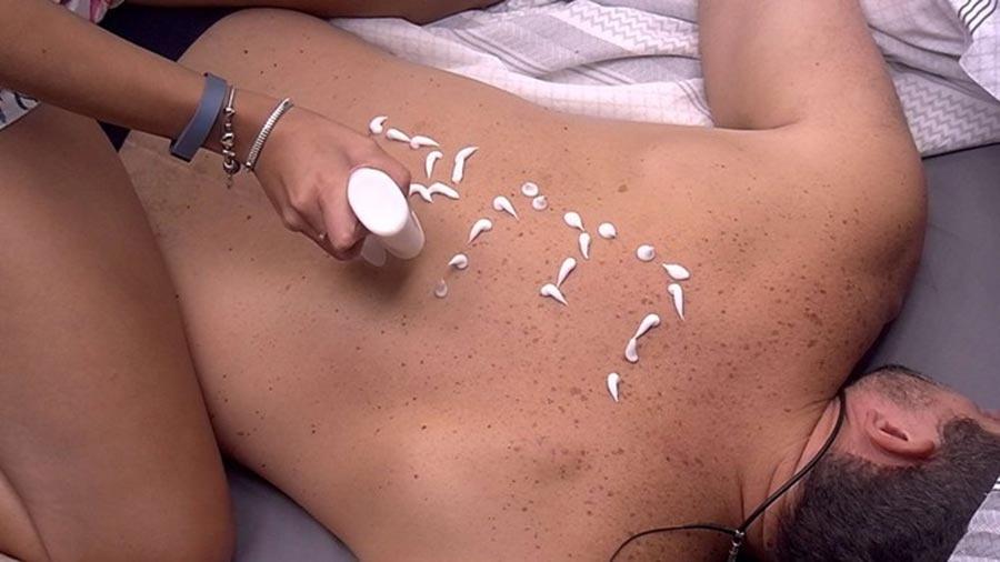 Emilly faz massagem nas costas de Marcos - Reprodução/TV Globo