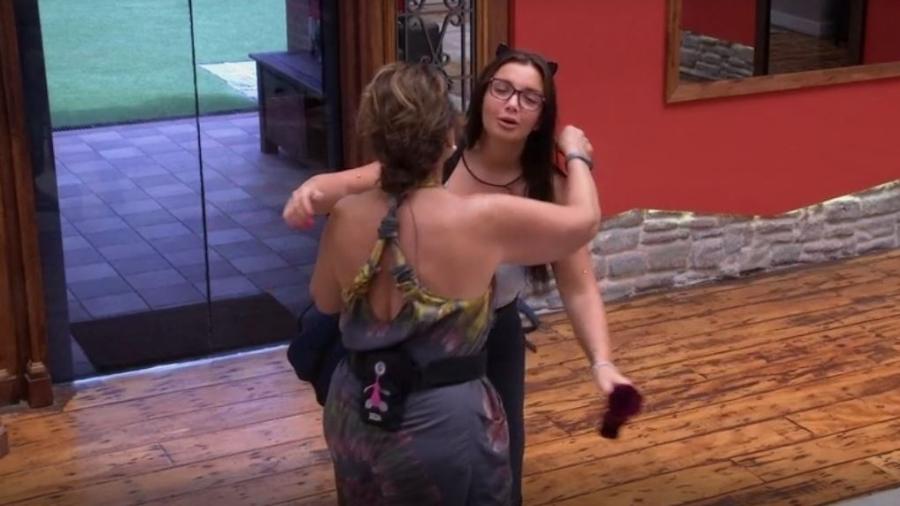 Elettra se despede de brothers - Reprodução/TVGlobo