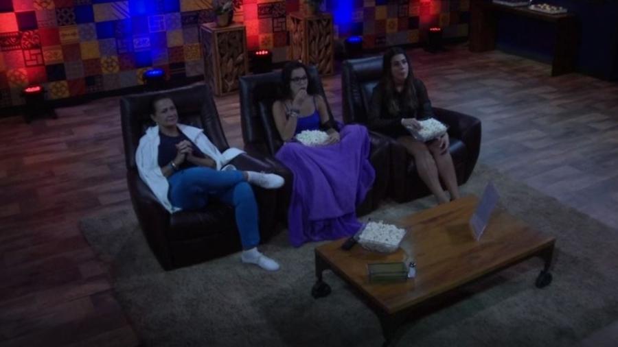 Ieda, Emilly e Vivian curtem sessão de primeiro episódio da série "Vade Retro" - Reprodução/TVGlobo