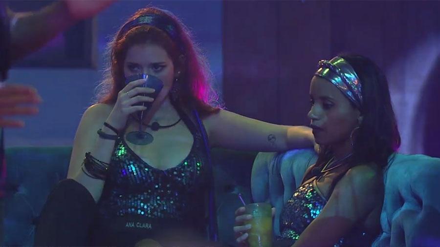 Ana Clara e Gleici curtem drinks da festa "Disco 70" - Reprodução/GloboPlay