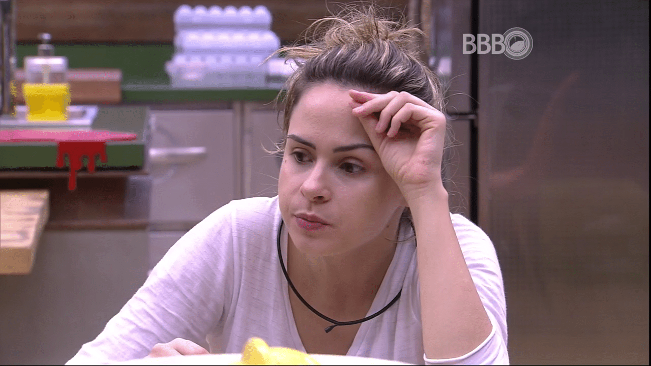 2.mar.2016 - Ana Paula fala para brothers seguirem o Snapchat de Anitta no "BBB16" - Reprodução/TV Globo