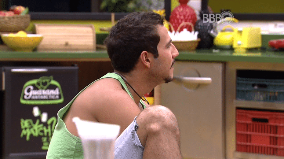 6.mar.2016 - Matheus pergunta: "Dona Geralda, na sua época existia 'beijo grego'". Os brothers escutam e dão risada do atrevimento do mineiro - Reprodução/TV Globo