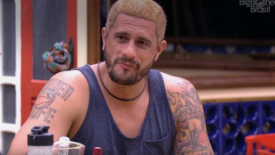 25.jan.2017 - Daniel, do "BBB17", descolore o cabelo no primeiro dia na casa mais vigiada do Brasil - Reprodução/TV Globo