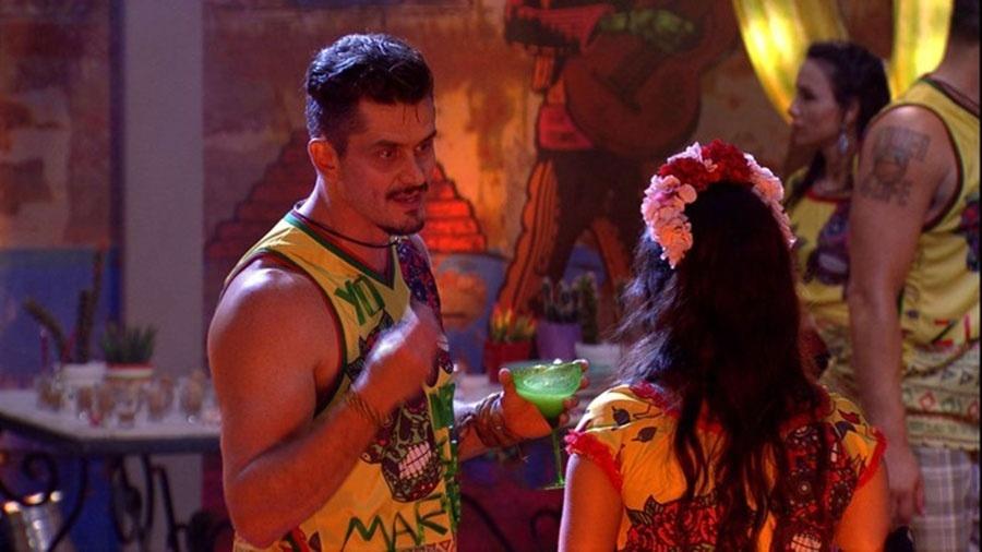 Marcos e Emilly em mais uma de suas corriqueiras briguinhas - Reprodução/TVGlobo