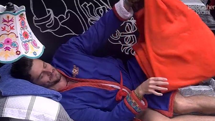 Marcos deita na cama de Ieda - Reprodução/TV Globo