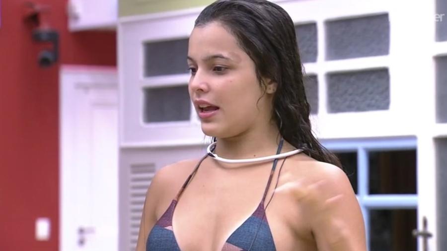 Emilly cai na piscina com microfone e causa punição coletiva - Reprodução/TV Globo