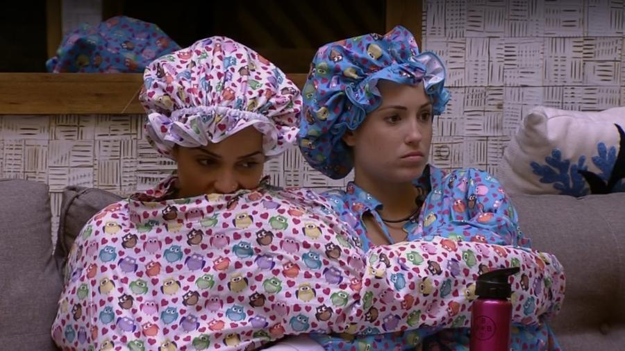Paula e Jéssica conversam no sofá da sala - Reprodução/Gshow