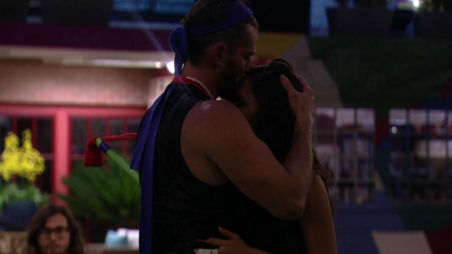 Marcos e Emilly trocam carinhos em festa improvisada no "BB17" - Reprodução/Gshow