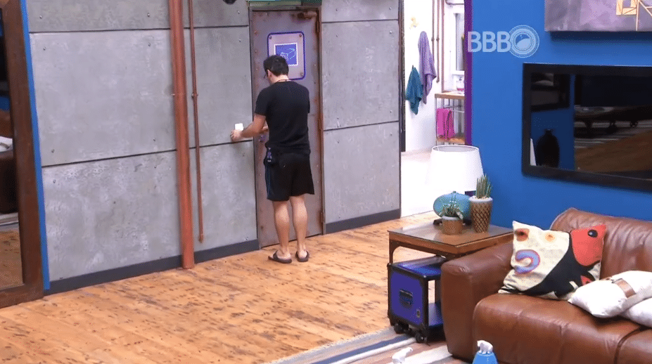 5.fev.2016 - Alan é chamado ao confessionário pela produção do "BBB16" e, ao saber do estado de saúde do pai, desiste do programa - Reprodução/Globo