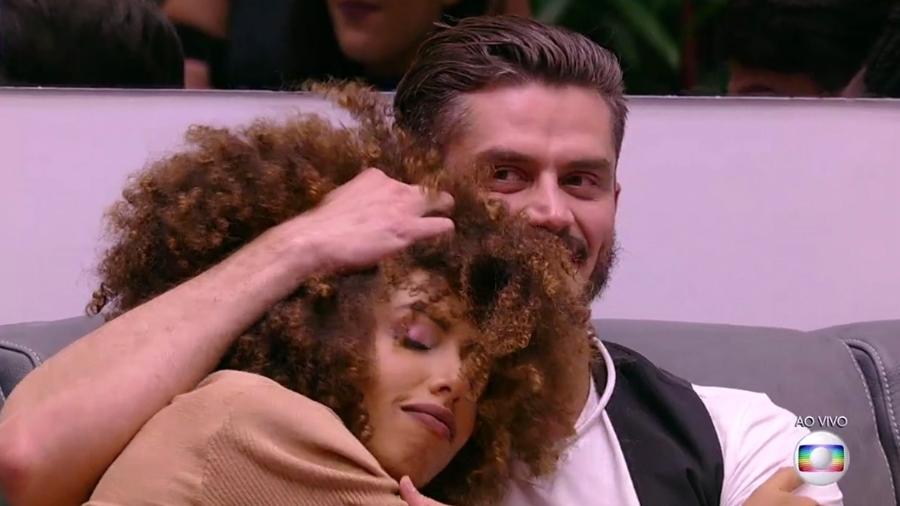 Gabriela e Marcos se abraçam ao serem indicados para o primeiro Paredão do "BBB17" - Reprodução/TV Globo