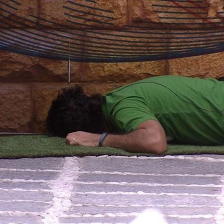Rômulo tentando ver o lado "mexicano" - Reprodução/TVGlobo - Reprodução/TVGlobo