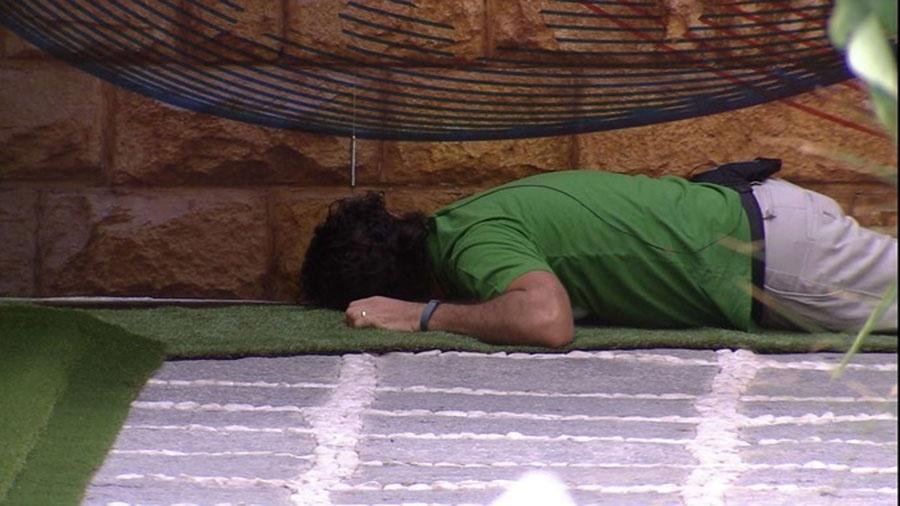 Rômulo tenta ver lado mexicano por debaixo do muro - Reprodução/TVGlobo