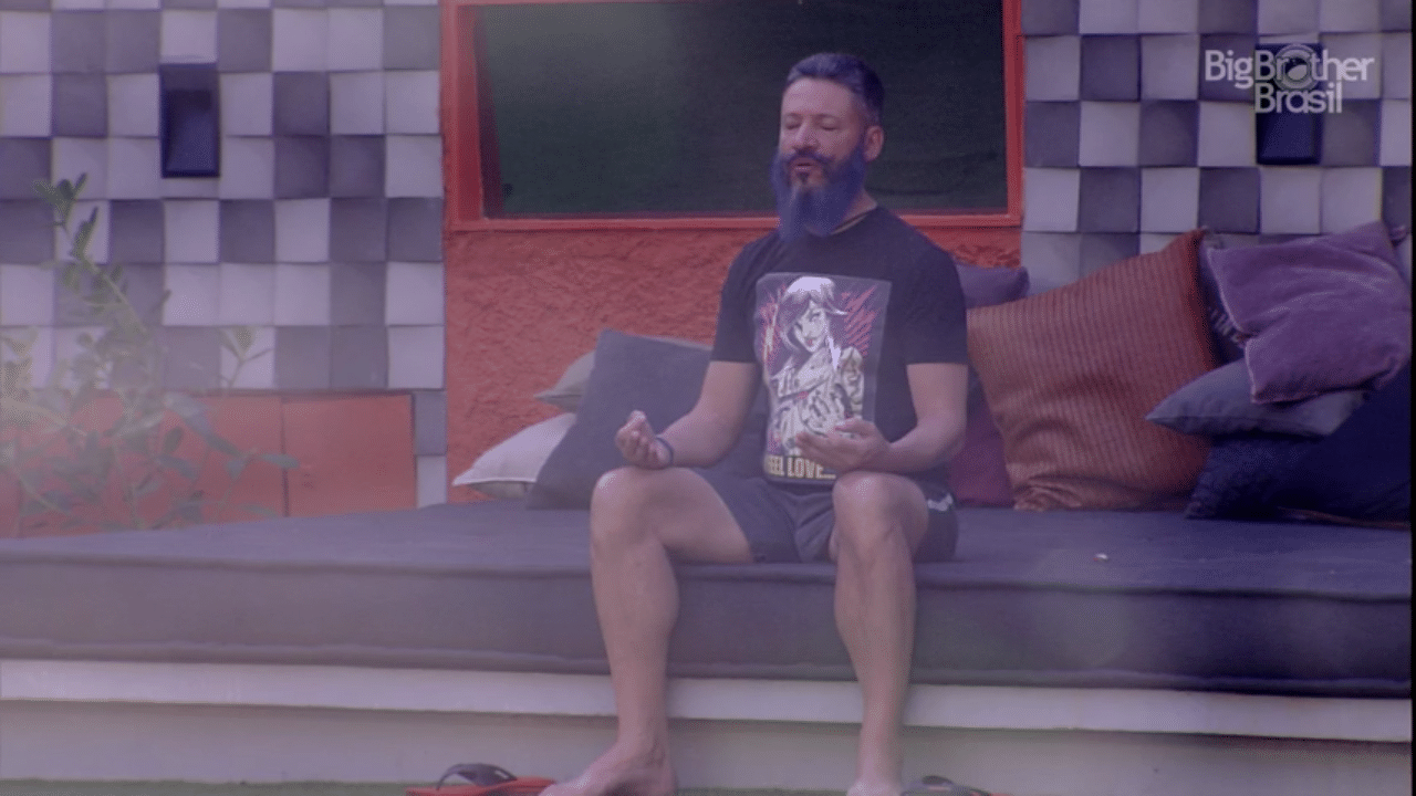 27.jan.2016 - Laércio faz meditação pela manhã no "BBB16" - Reprodução/TV Globo