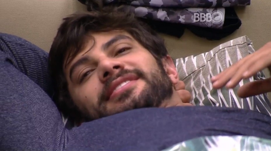5.mar.2016 - Renan é acordadao por Geralda, Matheus e Adélia, no "BBB16" - Reprodução/TV Globo
