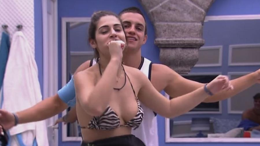 Manoel dança com Vivian no quarto azul - Reprodução/TV Globo