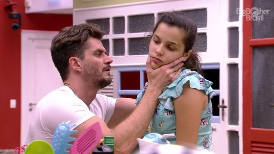 Marcos examina Emilly e desconfia de doença viral - Reprodução/TV Globo