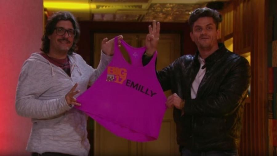 Ilmar e Marcos posam com camiseta de Emilly - Reprodução/TV Globo