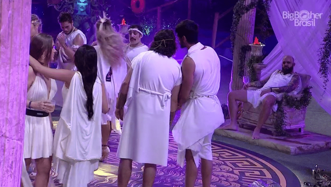 Causo assiste brothers dançando duante festa - Reprodução/GloboPlay