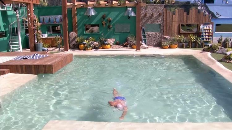 Kaysar na piscina - Reprodução/GloboPlay - Reprodução/GloboPlay