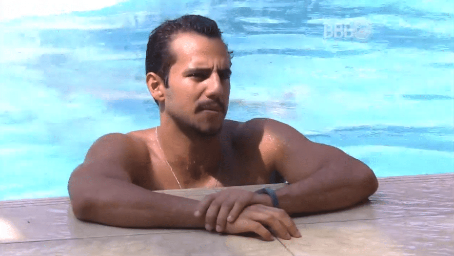 6.mar.2016 - Matheus conta para Munik que dará o anjo para Geralda e comenta com Renan suas opções de voto para esta semana - Reprodução/TV Globo