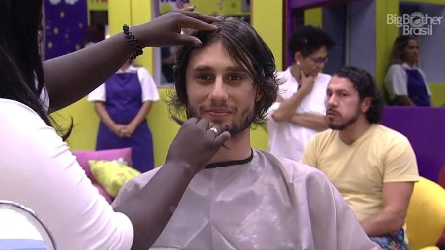 Pedro corta o cabelo - Reprodução/TV Globo