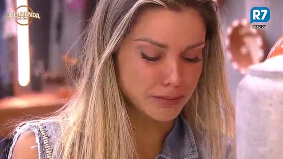 Flávia Viana chora após conversa com os peões em "A Fazenda 9" - Reprodução/R7