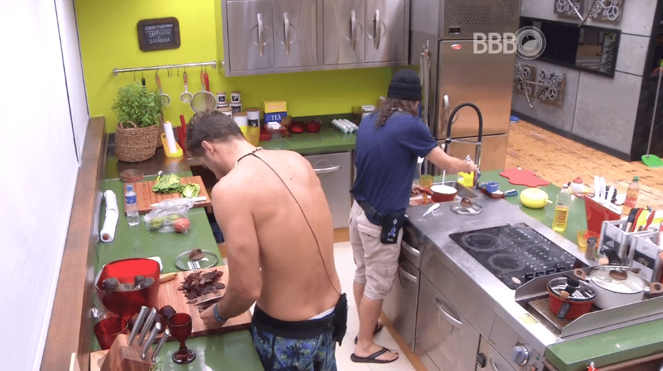 14.fev.2016 - Daniel e Tamiel preparam o almoço e reclamam do desperdício de comida causado pelo grupo que estava antes no "Tá com Tudo" - Reprodução/TV Globo