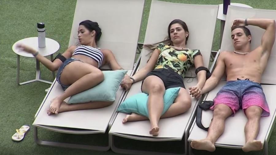 Mayara, Vivian e Manoel: trio prestes a ser desfeito - Reprodução/TVGlobo