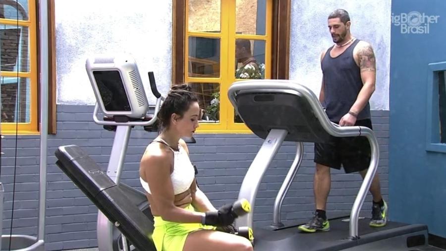 Na academia do "BBB17", Marinalva e Daniel conversam sobre o jogo - Reprodução/Tv Globo