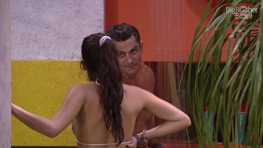 Emilly e Marcos conversam sobre brincadeira de esconde-esconde - Reprodução/TV Globo