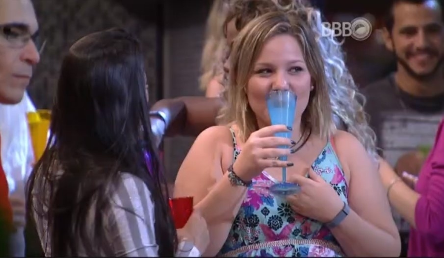 23.jan.16 - Maria Claudia brinda na primeira festa do "BBB16" - Reprodução/ TV Globo
