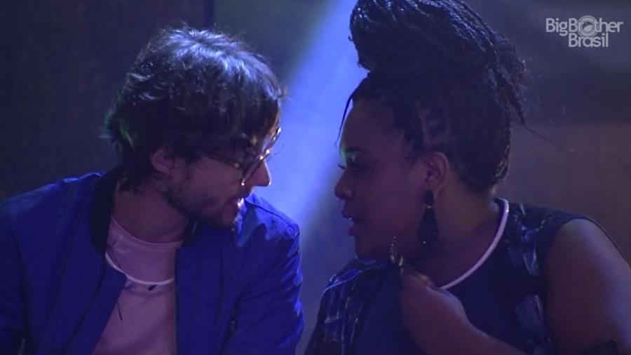 Roberta e Pedro falam mal de Emilly na festa 4 Estações - Reprodução/TV Globo