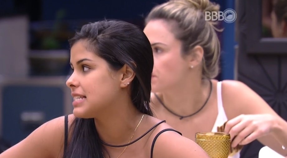 12.fev.2016 - A líder da semana, Munik pediu opinião dos brothers sobre prova da comida, no "BBB16" - Reprodução/TV Globo