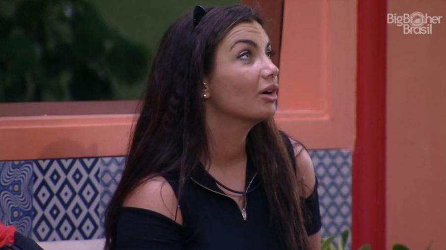 Elettra reclama de sujeira no banheiro - Reprodução/TV Globo