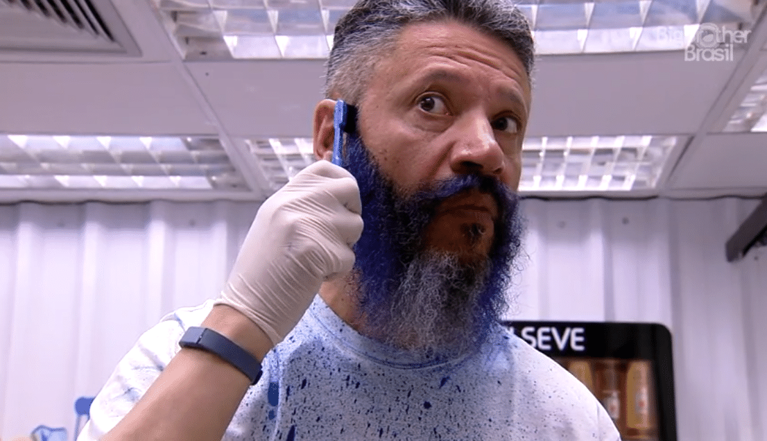27.jan.2016 - Enquanto ninguém acorda, o brother Laércio colore a barba - Reprodução/TV Globo