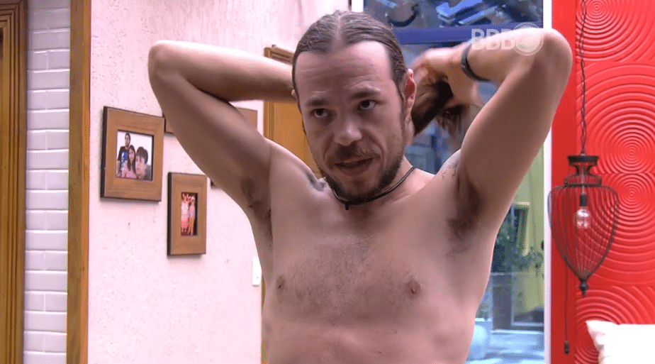 25.fev.2016 - No quarto do líder do "BBB16", Renan e Tamiel relembraram a discussão entre o modelo e Ana Paula na noite anterior. O goiano chamou a sister de inconsequente: "Não tem responsabilidade" - Reprodução/TV Globo