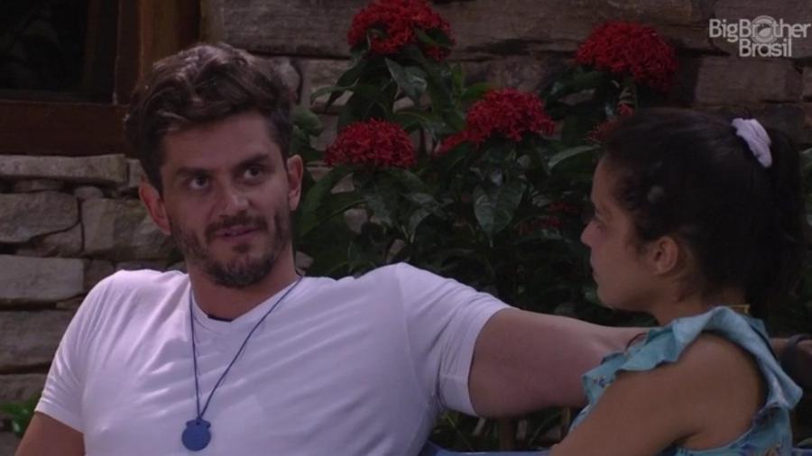 Marcos e Emilly conversam na área externa do "BBB17" - Reprodução/TV Globo