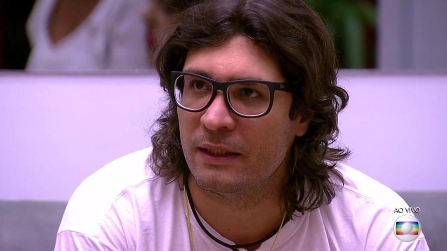Ilmar não está satisfeito com a conduta de Marcos e Emilly - Reprodução/TV Globo