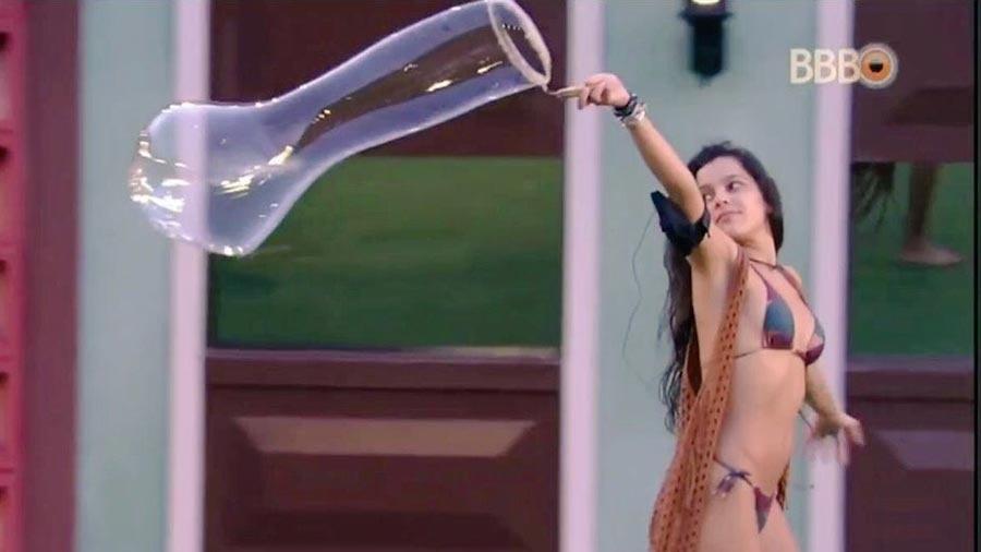 Emilly faz bolha de sabão no quintal - Reprodução/TV Globo