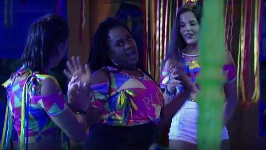 Roberta se diverte em festa temática - Reprodução/TVGlobo