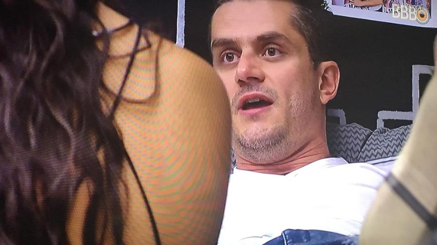 Marcos discute com Emilly no quarto preto - Reprodução/TV Globo