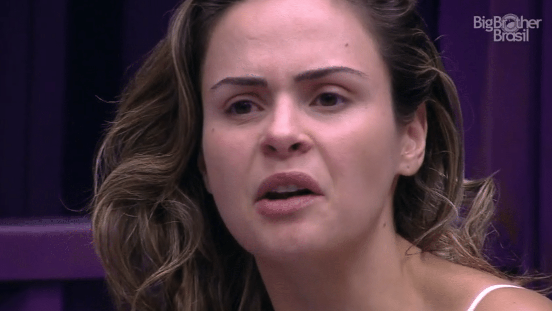 3.mar.2016 - Ana Paula se irrita, tira o microfone e reclama da psicóloga da equipe do reality: "Eu detesto aquela velha" - Reprodução/TV Globo